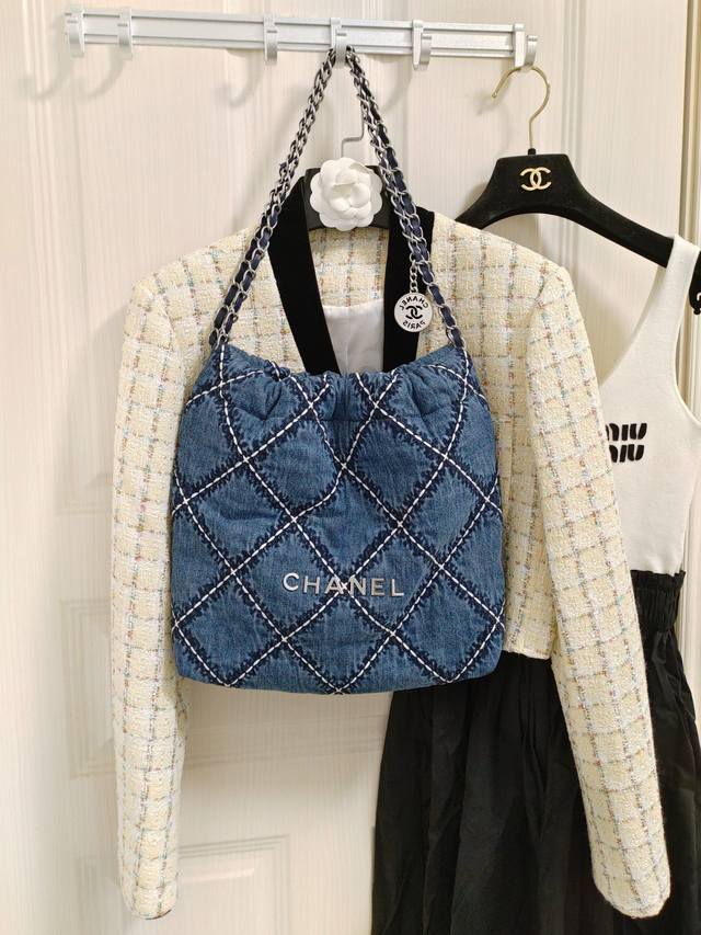 Chanel 24P 丹宁牛仔 22Bag 真美 随性高级的水洗牛仔蓝 那份洒脱的率性感立马就出来了 这款三个尺寸:中小and 迷你号