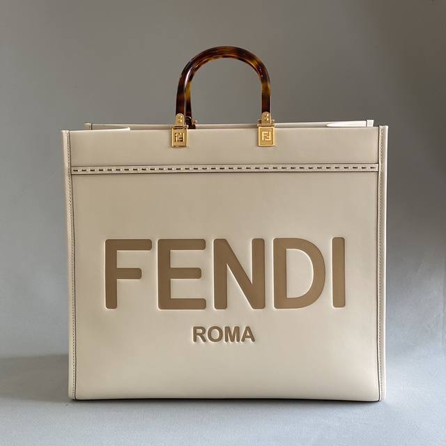 Fend1 Sunshine黑色皮革手提袋 饰有烫印fendi Roma字样和硬质有机玻璃提手 呈现玳瑁效果 配备宽敞的带衬里内部隔层和金色金属件 可以使用双提