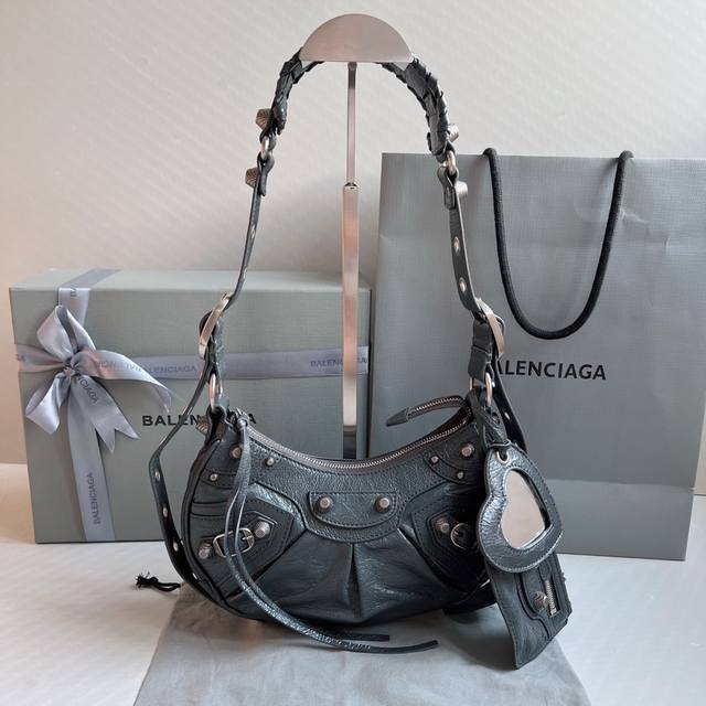 Bvlga 原厂爆裂羊皮深灰色 Balenciag Le Cagole半月牙腋下包饺子包 致敬经典机车包系列重磅新款王炸登场la 在传统的机车包上做了改良 可调