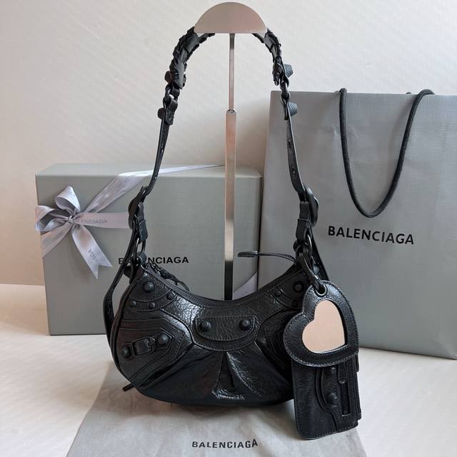 Bvlga 爆裂羊皮黑色黑扣 Balenciag Le Cagole半月牙腋下包饺子包 致敬经典机车包系列重磅新款王炸登场la 在传统的机车包上做了改良 可调节