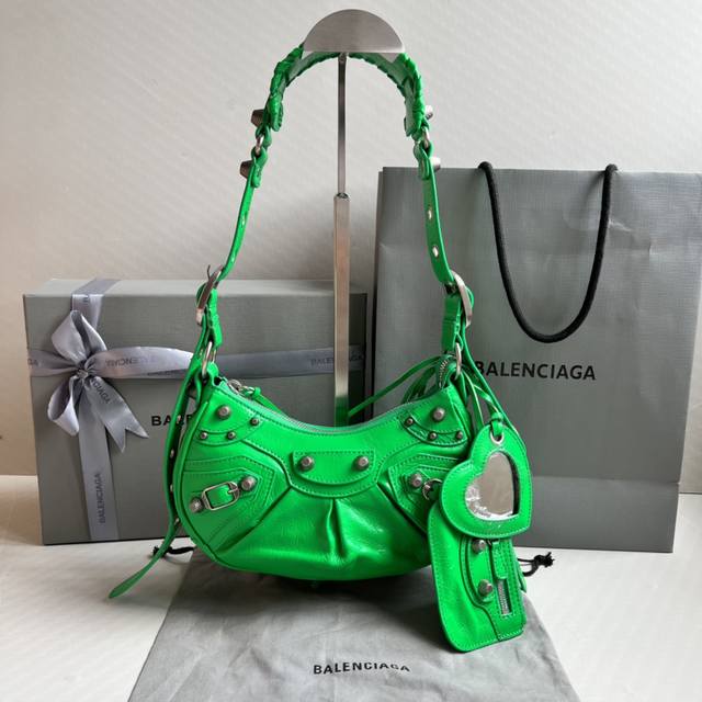 Bvlga 爆裂羊皮绿色 Balenciag Le Cagole半月牙腋下包饺子包 致敬经典机车包系列重磅新款王炸登场la 在传统的机车包上做了改良 可调节编织