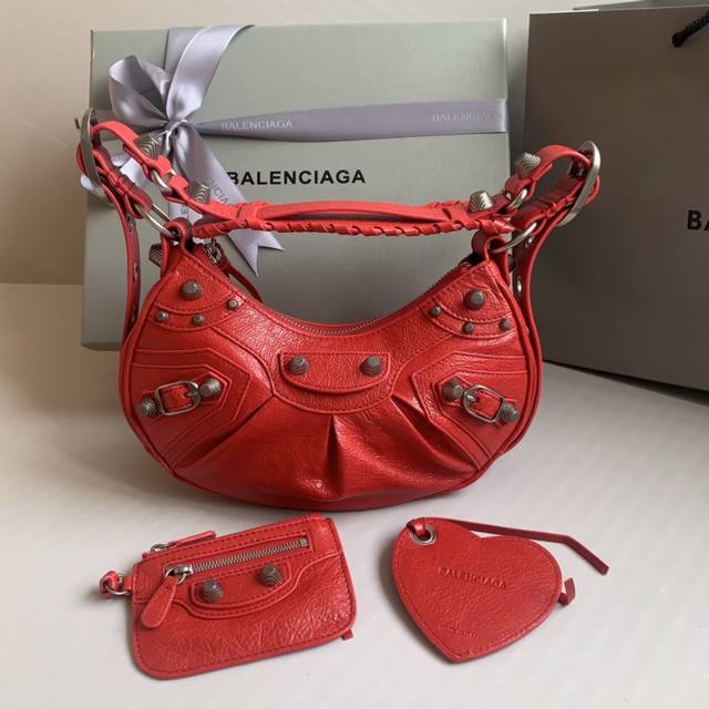 原厂爆裂羊皮红色 Balenciag Le Cagole半月牙腋下包饺子包 致敬经典机车包系列重磅新款王炸登场la 在传统的机车包上做了改良 可调节编织肩带附加