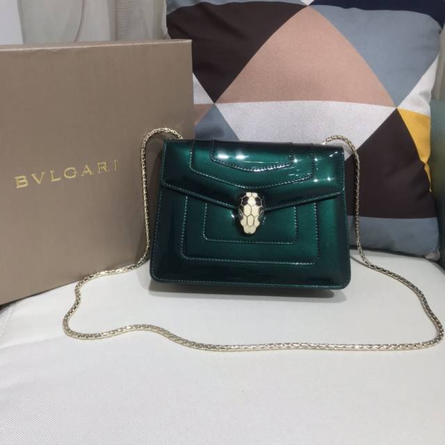 Bvlgari,漆皮系列 晶莹剔透 简约时尚 奢华低调喔 20Cm小号单层单链 轻巧方便 能装 手机 一串钥匙 化妆盒[调皮]完美细节奉上喔 小号款号 3455