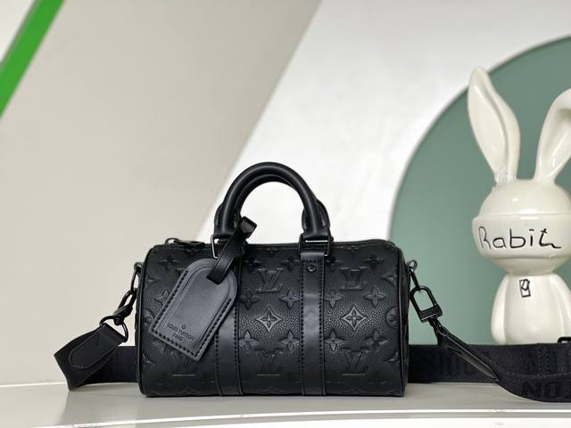 Keepall Xs 手袋 M20900 黑色 压花 路易威登推出aerogram 版本的新款 Keepall Xs 由黑色柔软粒面皮革制成 内敛时尚 黑色压花