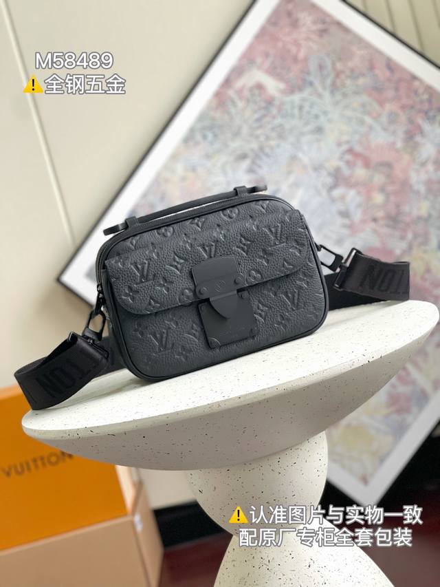 乌钢灰 不掉色五金 S Lock 邮差包 特级加强版 型号 M58489 皮料 是意大利a级皮料 五金 采用进口a级全钢五金 包装 全套原厂mb包装 串号 22