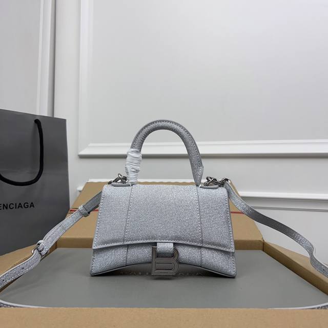 独家背景_实物实拍 满天星银银扣升级版顶级原单 配全套包装 Balenciag 本季重磅hourglass沙漏包 独特标的志性线弧形造状型极具识辨度 一眼就让人