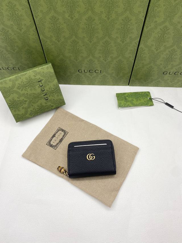 配绿盒包装 2023春夏系列中 全新推出这款由进口牛皮制成的gucci 1955马衔扣卡包 该系列采用与手袋一脉相承的双环和长条形设计 这一细节灵感借鉴自品牌的