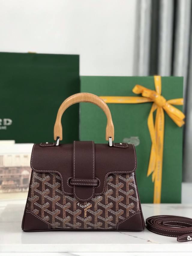 Goyard Mini Saigon 西贡包 象征着爱情 优雅 与精致的saigon包 低调做工又完美 这款包优雅复古又不失风情让人很难拒绝的款式 拎起来 是超