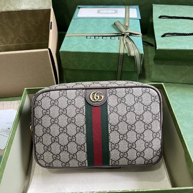 配全套原厂绿盒包装 Gucci Savoy系列饰织带洗漱包 自20世纪60年代问世至今 Gg Supreme帆布不断发展演进 为品牌各个系列添光加彩 经典gg