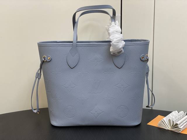 顶级原厂 M45685 M45686雾霾蓝 全皮压花购物袋系列 Neverfull 中号手袋 本款 Neverfull 中号手袋取材 Monogram Empr