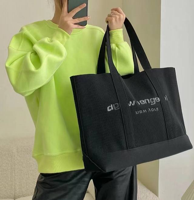 正品级 托特包 Alexanderwang 亚历山大王超大容量托特包 一款超大容量托特包 旅行包 电脑包 健身包超级无敌实用 空间超大 而且质感很好 很耐磨 好