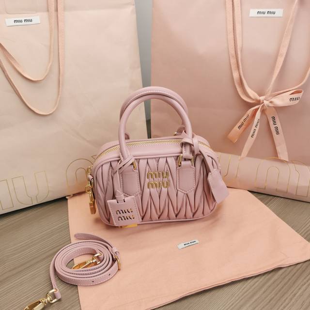 正品级 5Bb123 Miumiu新品too Pretty保龄球手袋 采用进口小羊皮经典品牌标志性matelasse纹理绣花 复古磨砂五金 保留了应有的俏皮感