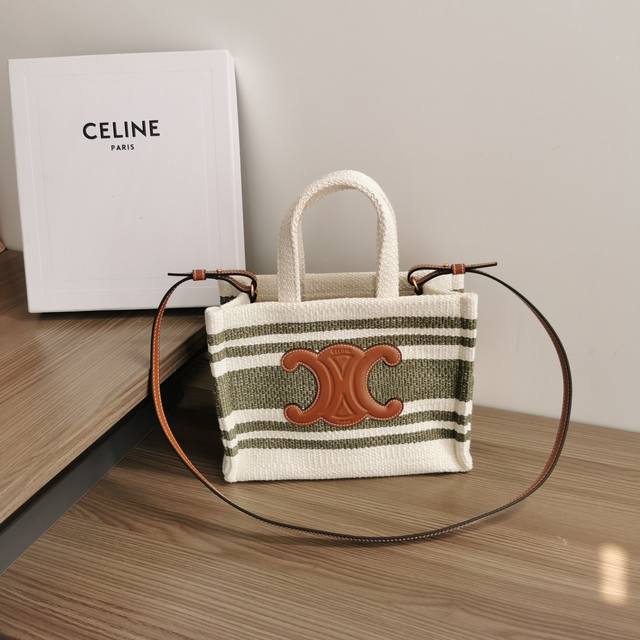 正品级 Celine 新品上线 新推出baie Des Anges夏季系列 大间缝隙 柔软织物的材料 营造出度假氛围 特别亮眼 配有长肩带 手提肩背斜挎 好看又