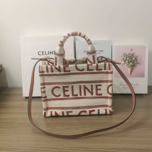 正品级 Celine 新品上线 新推出baie Des Anges夏季系列 大间缝隙 柔软织物的材料 营造出度假氛围 特别亮眼 配有长肩带 手提肩背斜挎 好看又