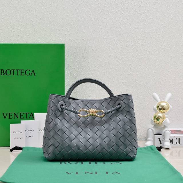 正品级 Bottega Veneta 本季推出的新款andiamo编织手袋真的是火遍全球 经典百搭很显气质 而且包包容量也很大 日常通勤非常方便 多种背法 肩带