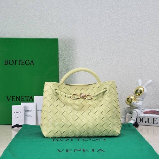 正品级 Bottega Veneta 本季推出的新款andiamo编织手袋真的是火遍全球 经典百搭很显气质 而且包包容量也很大 日常通勤非常方便 多种背法 肩带