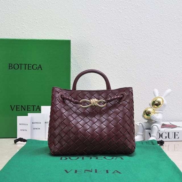 正品级 Bottega Veneta 本季推出的新款andiamo编织手袋真的是火遍全球 经典百搭很显气质 而且包包容量也很大 日常通勤非常方便 多种背法 肩带