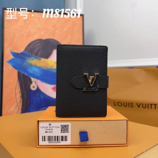 Lv Vertical 短款钱夹 M81561黑色 此次取材粒面 Taurillon 皮革 呈现内外色彩反差 Lv 字母滑扣援引 Capucines 手袋的开合