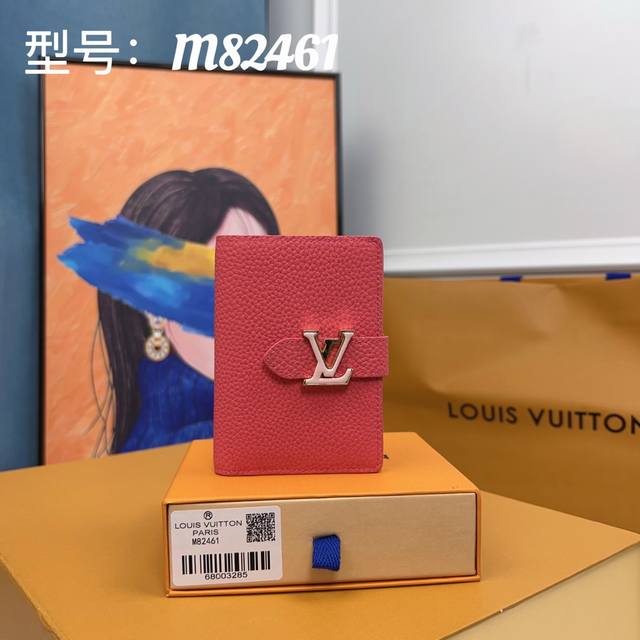 Lv Vertical 短款钱夹 M82461玫红 此次取材粒面 Taurillon 皮革 呈现内外色彩反差 Lv 字母滑扣援引 Capucines 手袋的开合