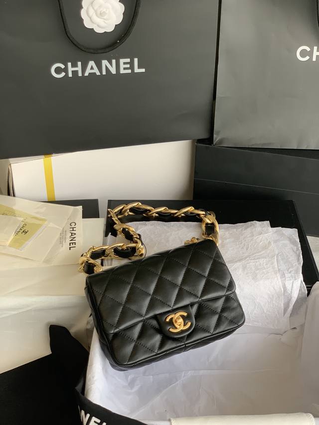 Chanel2022新款翻盖链条包 羊皮系列 对正品肩带配原版牛皮 真心太美了这只包看到图片就已经把我美到了 没想到实物更加美 一眼爱 小羊皮柔软质感超赞 所有