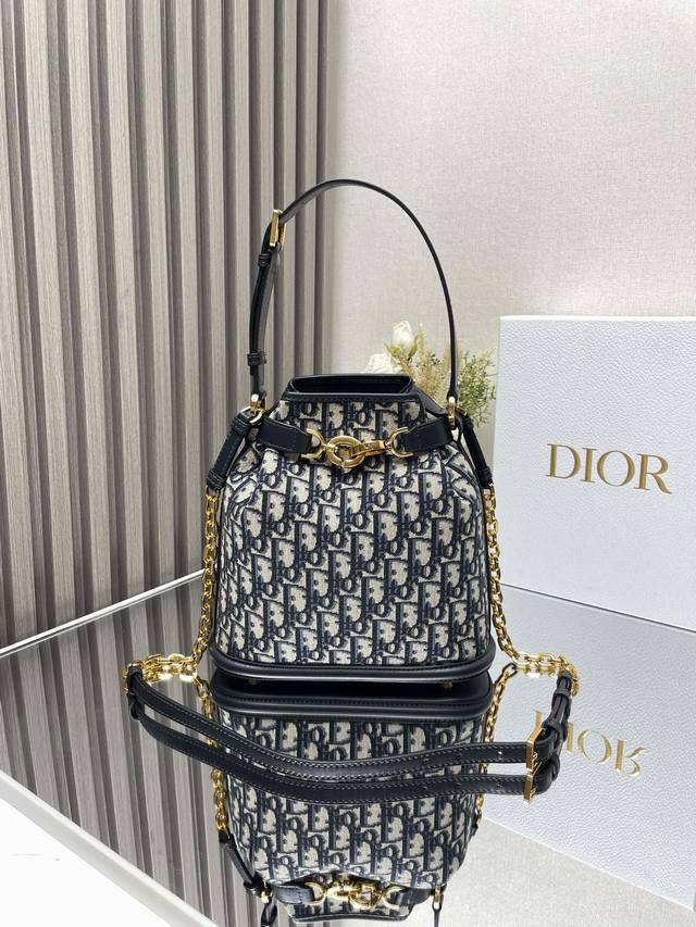 C Est Dior 大号手袋 布蓝 这款 C Est Dior 手袋是二零二三秋季新品 优雅而经典 饰以蓝色 Oblique 印花 蓝色牛皮革细节提升格调 水