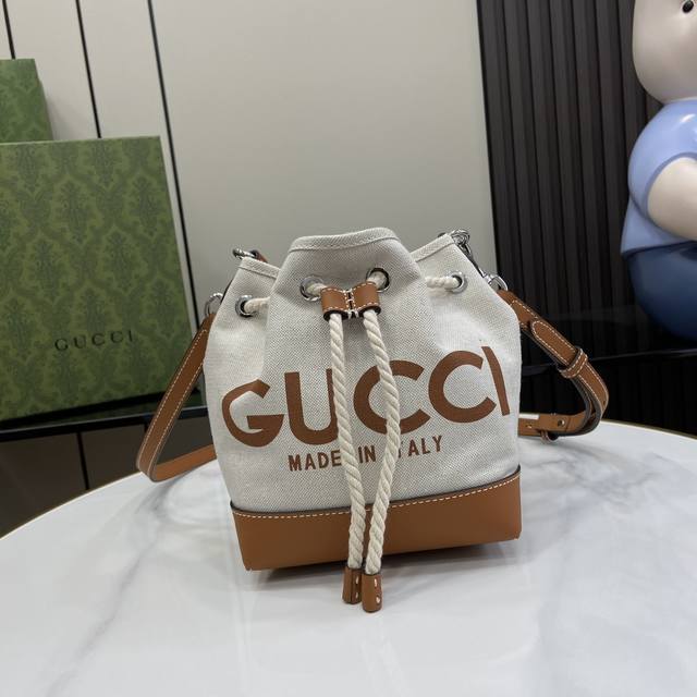 配全套原厂绿盒包装 新品 饰gucci印花迷你肩背包 品牌标志性印花不断焕新演绎 生动彰显品牌别具一格的美学理念 作为2024早春系列的重要叙事元素 Gucci