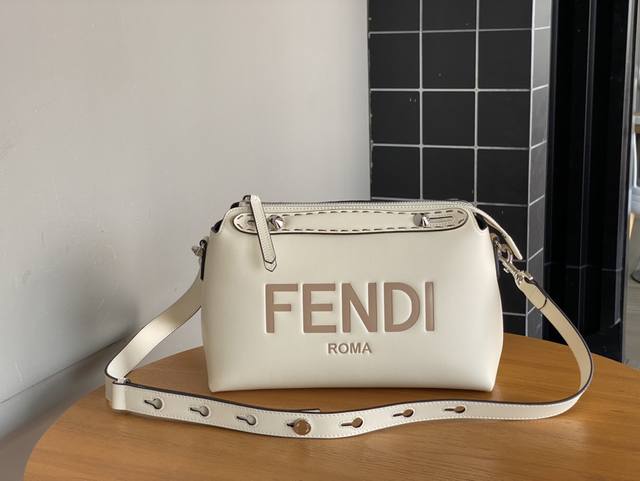 原厂皮 大号 Fendi Bytheway波士頓包 大容量 上班通勤穿搭 最实用 价格最美丽的包款 补货来咯出街最爱的包包 大号编号 253尺寸 281318C