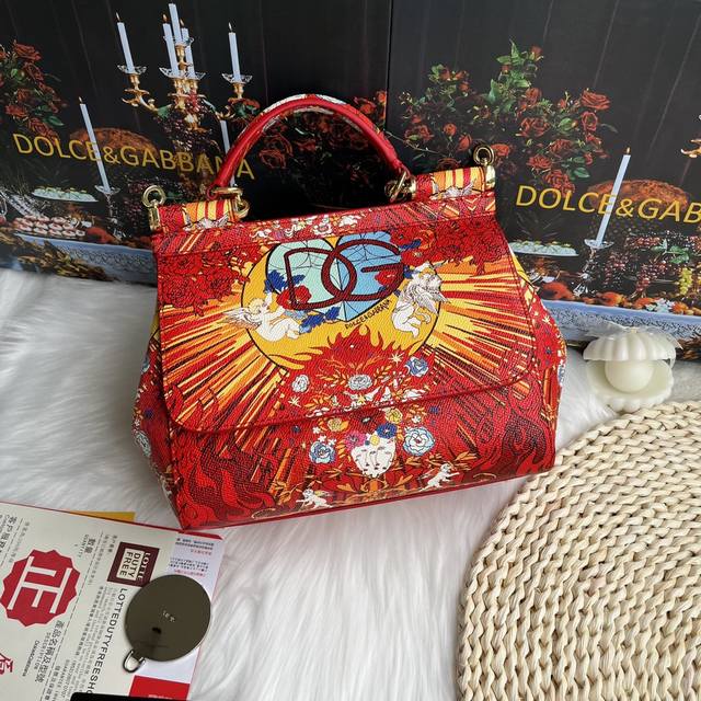 Dolce & Gabbana 杜嘉班纳 牛皮印花 可斜挎 手提 带镜子 海外代购专用品 有范有气场全新包型 任何搭配都可以只要有一颗时尚的心何时何地都可以留住