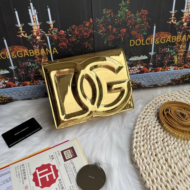 Dolce & Gabbana 杜嘉班纳 款号 5515 顶级原单 细腻手工制造 采用进口牛皮包身顶部纯手工油边 点缀立身效果绗缝dg Log 时尚潮流 众多明