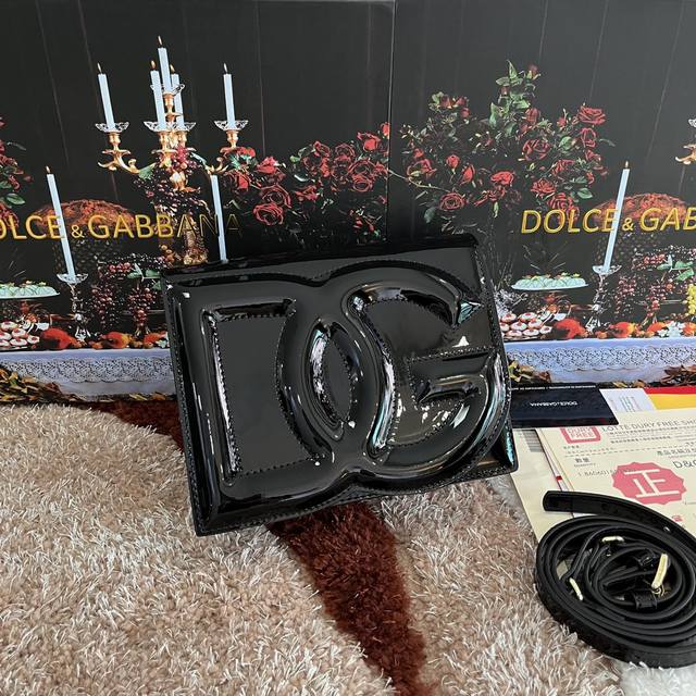 Dolce & Gabbana 杜嘉班纳 款号 5515 顶级原单 细腻手工制造 采用进口牛皮包身顶部纯手工油边 点缀立身效果绗缝dg Log 时尚潮流 众多明