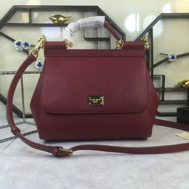 中号 原单 Dolce & Gabbana 杜嘉班纳 时尚界另一款铂金包 细腻手工制造 经典款 纯色百搭 众多明星的最爱 可斜挎 配镜子 海外代购专用品 进口掌