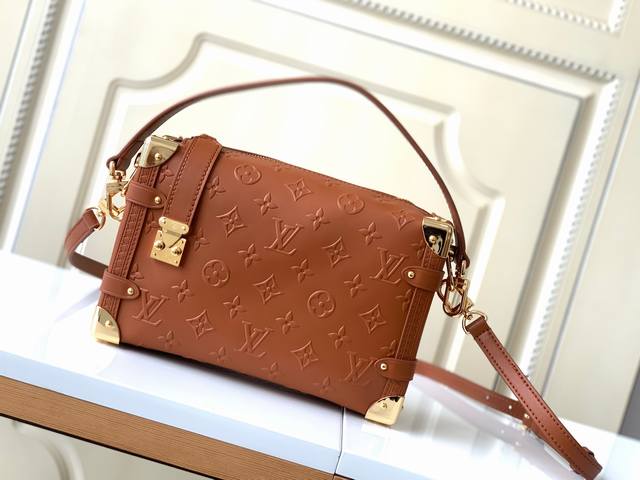 新款到货 Sac Side Trunk M21741 棕色 Nicolas Ghesquiere 令经典 Petite Malle 手袋的轮廓趋于柔软 同时保留