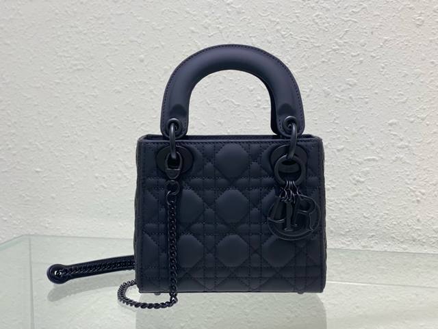 Dior Lady哑光黑色l系 17Cm 经典不败 磨砂款是早春初夏必入的颜色 夏天搭配清爽的蓝色的牛仔裤你就是这条街最时髦的仔 纯黑色非常有法式慵懒的仙女感