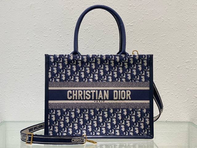 Dior新款tote 肩带 这款 Dior 手袋是 Dior 全新推出的主打单品 于二零二三秋冬成衣系列发布秀精彩亮相 彰显现代优雅的实用设计 通体饰以品牌经典