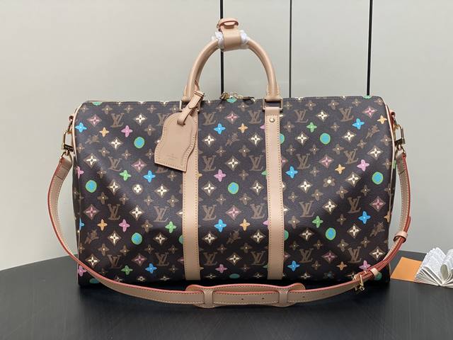 原单精品 M2 1啡彩 旅行袋系列 Lv X Yk Keepall 50 旅行袋 M25233白彩 年度最火 本款 Lv X Yk Keepall 50结合了经