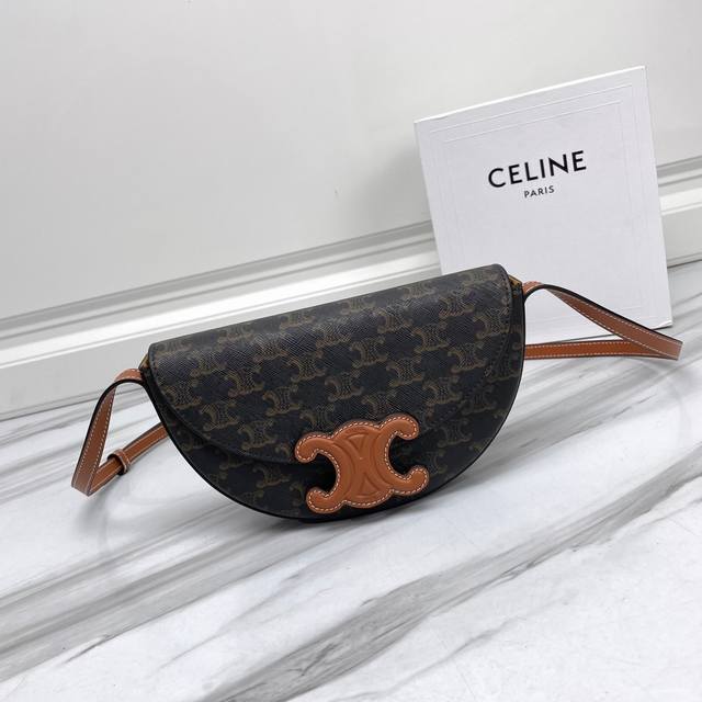 Ce22冬季秀款 月亮包 Celine Basace凯旋门 纯皮质 没有金属呈于表面的装点 反而将一切回归质朴 按扣开合 原厂皮搭配纯钢金 极致的细节 包型很有