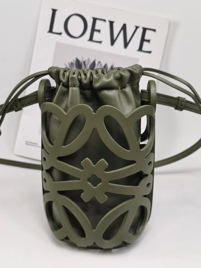 原厂皮 Loewe 新款鏤空logo手機包 型号922B 包包内外都是小牛皮质地，目前有三个颜色可以选择白色清爽，紫色温柔，墨绿色高级，而且容量