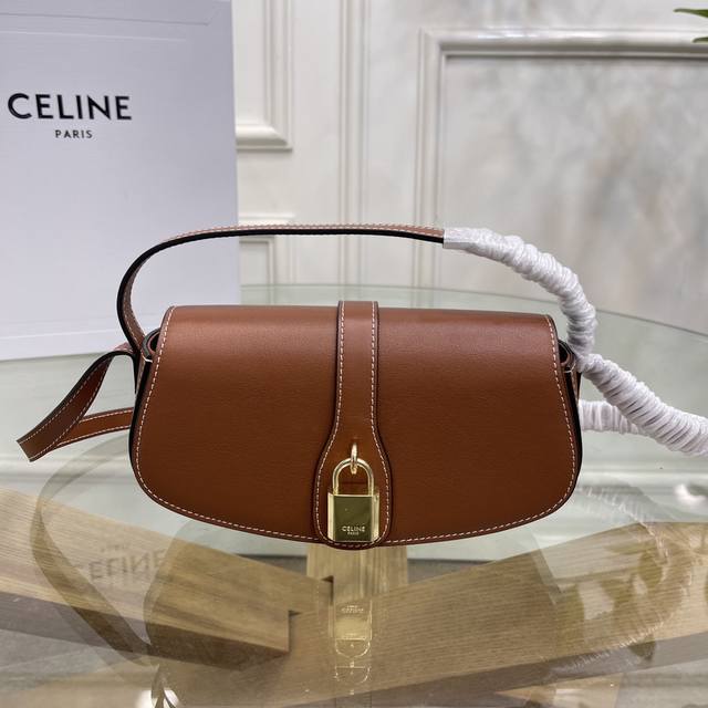 正品级 法国奢华潮牌celine “Tabou Clutch全牛皮手袋”！ 本款型可装下plus等较大的智能手机机型.金色金属件.肩背或手提.翻