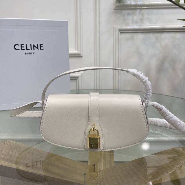 正品级 法国奢华潮牌celine “Tabou Clutch全牛皮手袋”！ 本款型可装下plus等较大的智能手机机型.金色金属件.肩背或手提.翻