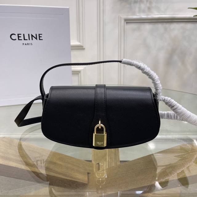 正品级 法国奢华潮牌celine “Tabou Clutch全牛皮手袋”！ 本款型可装下plus等较大的智能手机机型.金色金属件.肩背或手提.翻