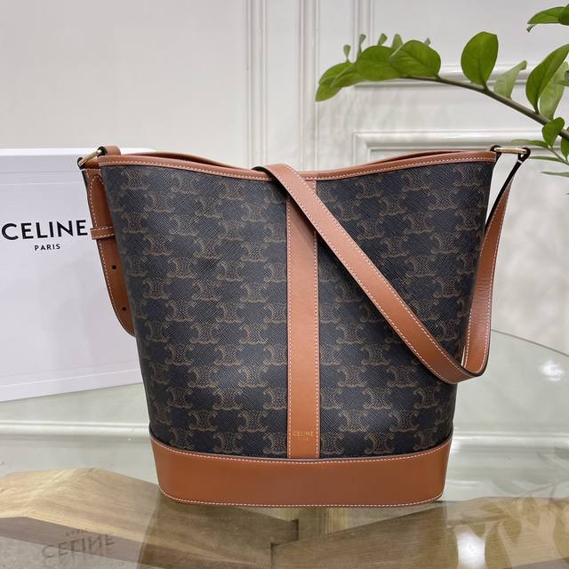 正品级 法国奢华潮牌celine Canvas系列、中号标志印花水桶包袋！选用经典标志性经典皮革 织物面料衬里 斜挎和肩背 按扣开合可调节皮革肩带，诠释