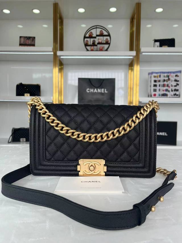 经典系列boy Chanel 口盖包 材质：细颗粒压花小牛皮与钌质感金属 尺寸：15×25×9Cm 造型编号：A67086 B07521