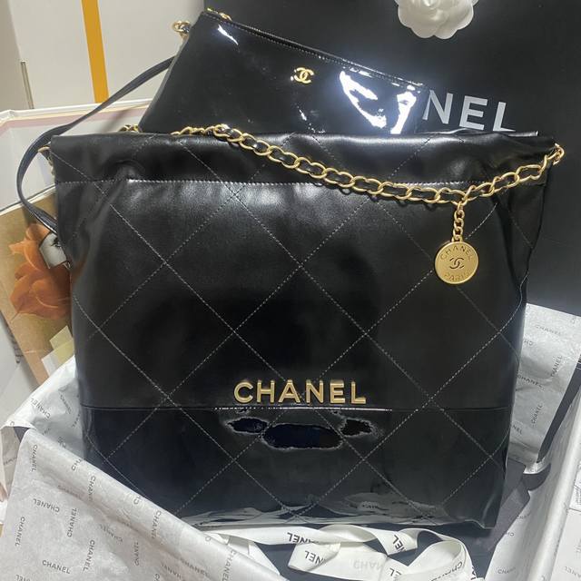 Chanel 配皮拼接 五金简介:原单质量，经典之作，华丽与气质的前沿，是你意想不到的尊贵。皮种:原单进口牛皮，里配原版布。五金:原版五金配制 款号：A