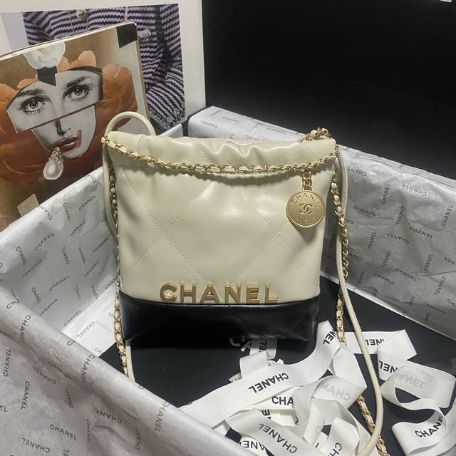 Chanel拼接牛皮 简介:原单质量，经典之作，华丽与气质的前沿，是你意想不到的尊贵。皮种:原单进口牛皮，里配原版布。五金:原版五金配制 款号：As39