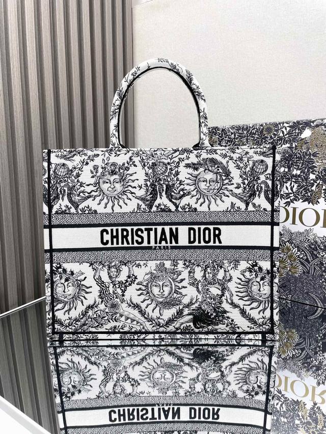 新款太阳星座白 大号 Dior Book Tote 购物袋 这款book Tote手袋灵感来自女装创意总监玛丽亚 嘉茜娅 蔻丽 Maria Gr