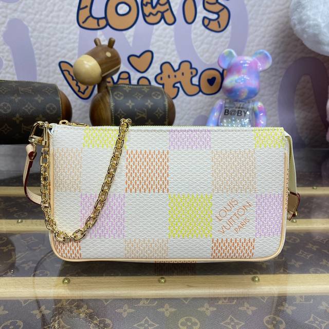 特惠 N40642粉格 蓝格 M82766 本款 Pochette Accessoires 手袋出自 Damierlicious 系列。Damier 帆布包身浸