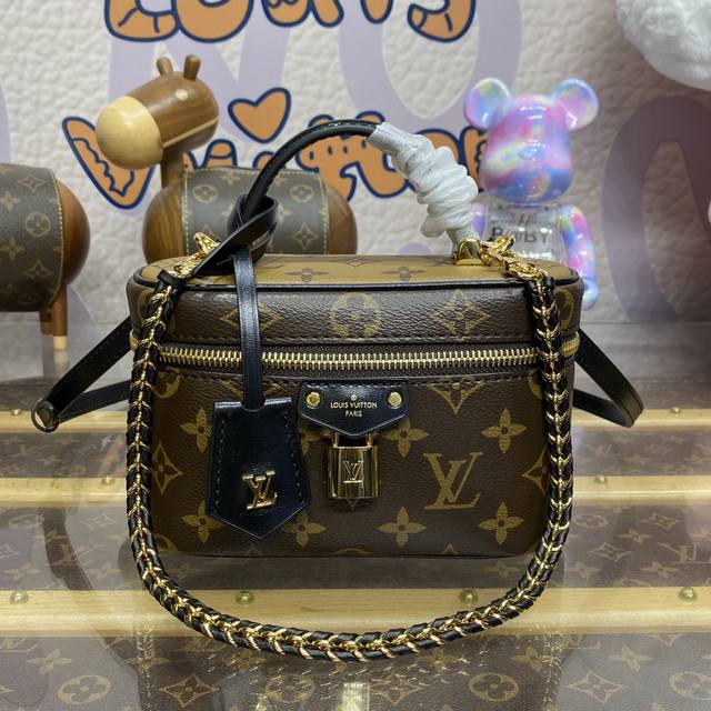 特惠 M47125老花 Vanity Chain Pouch 手袋向经典化妆箱汲取灵感，以 Monogram 帆布诠释旅行精神。顶部手柄和可拆卸编织链条融入皮革