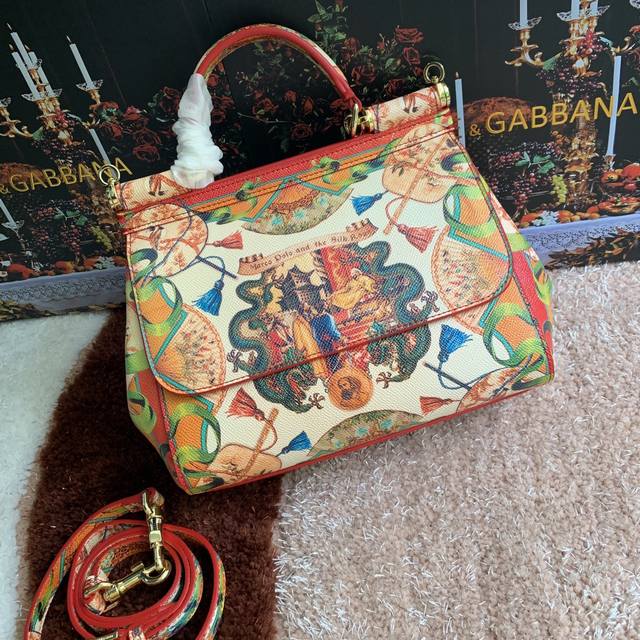 Dolce & Gabbana 杜嘉班纳 牛皮印花 可斜挎 手提 带镜子 海外代购专用品 有范有气场全新包型 任何搭配都可以只要有一颗时尚的心何时何地都可以留住