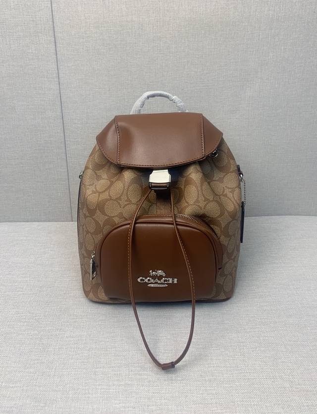 Coach 4月新品cr130 期待已久的双肩包终于上新啦翻盖+金属插扣设计，休闲时尚，安全性好。口抽绳+大容量包身，美观且兼具实用性。侧边拉链+前置口袋，更方