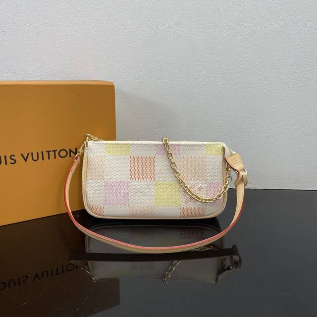 顶级原单n40642 本款 Pochette Accessoires 手袋出自 Damierlicious 系列。Damier 帆布包身浸染柔和色调。饰边由路易